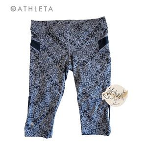 Athleta women’s Cairo Bare to Run Knicker Capri Crop leggings size Medium